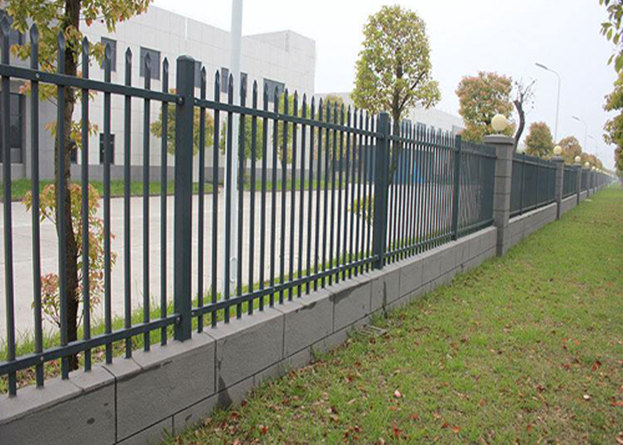 兴国工厂厂区锌钢围墙护栏工程案例